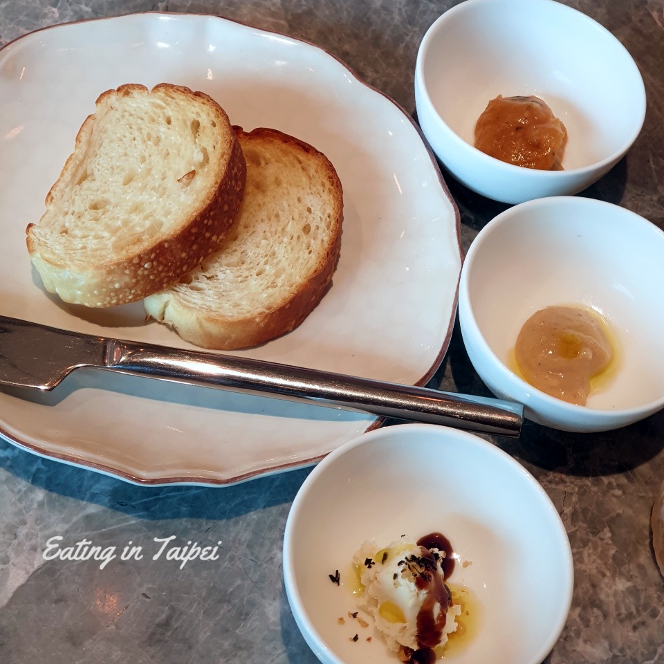 A couple of slices of fairly standard bread are served up with 3 separate dips.