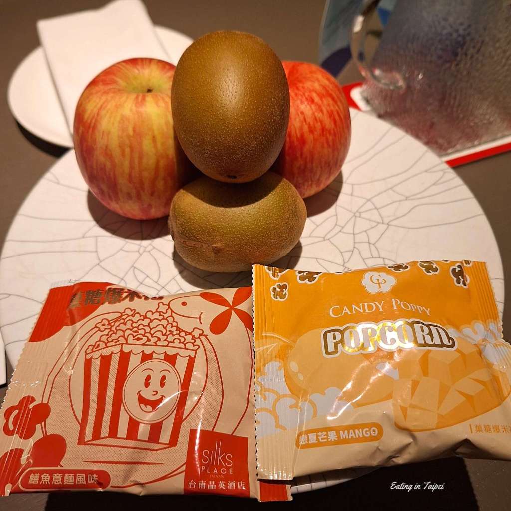 Silks Place Tainan Junior Family Suite fruit and popcorn