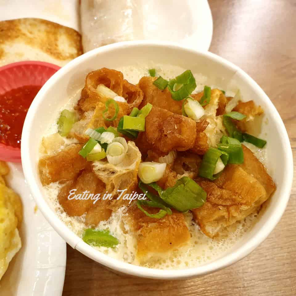 Savoury soy milk with egg